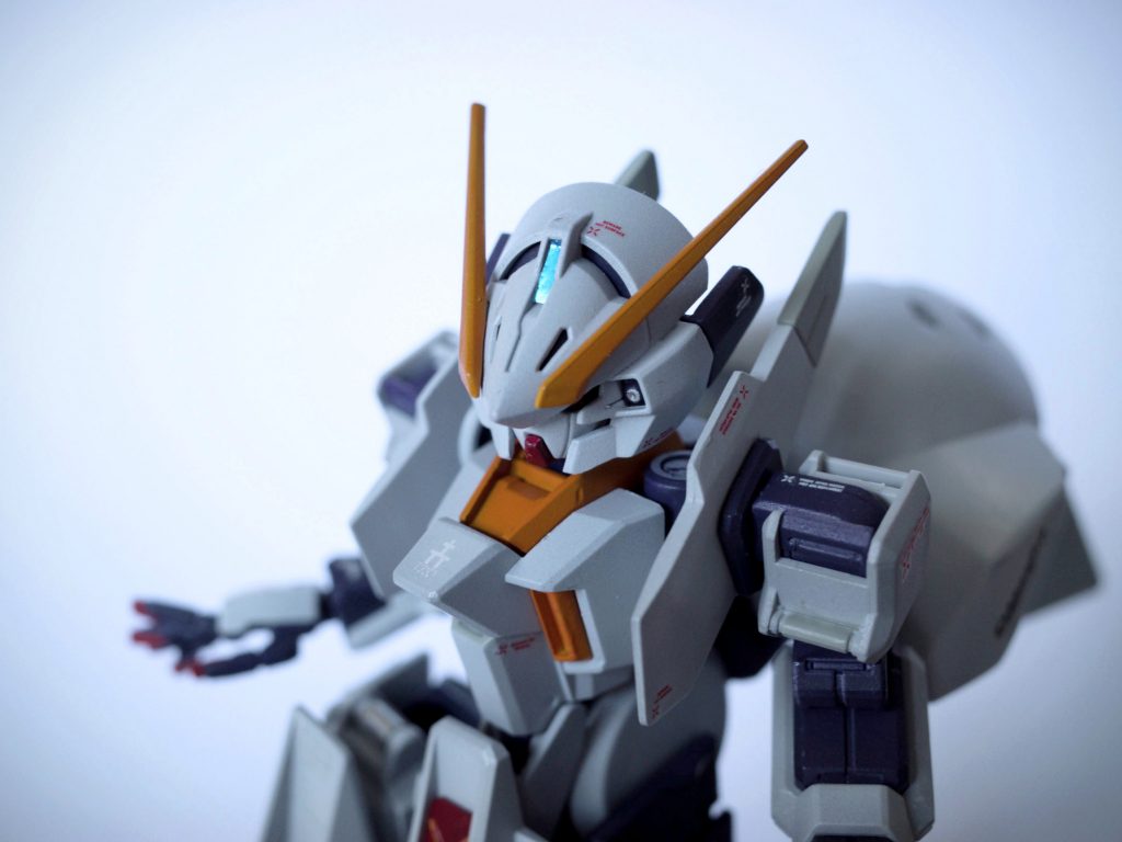 カメラはハイキューパーツのミラージュグリーンシールを初めて使用しました。付属シールを黒塗装してその上からシールをかぶせて貼り付けました。とてもきれいに光を反射します。