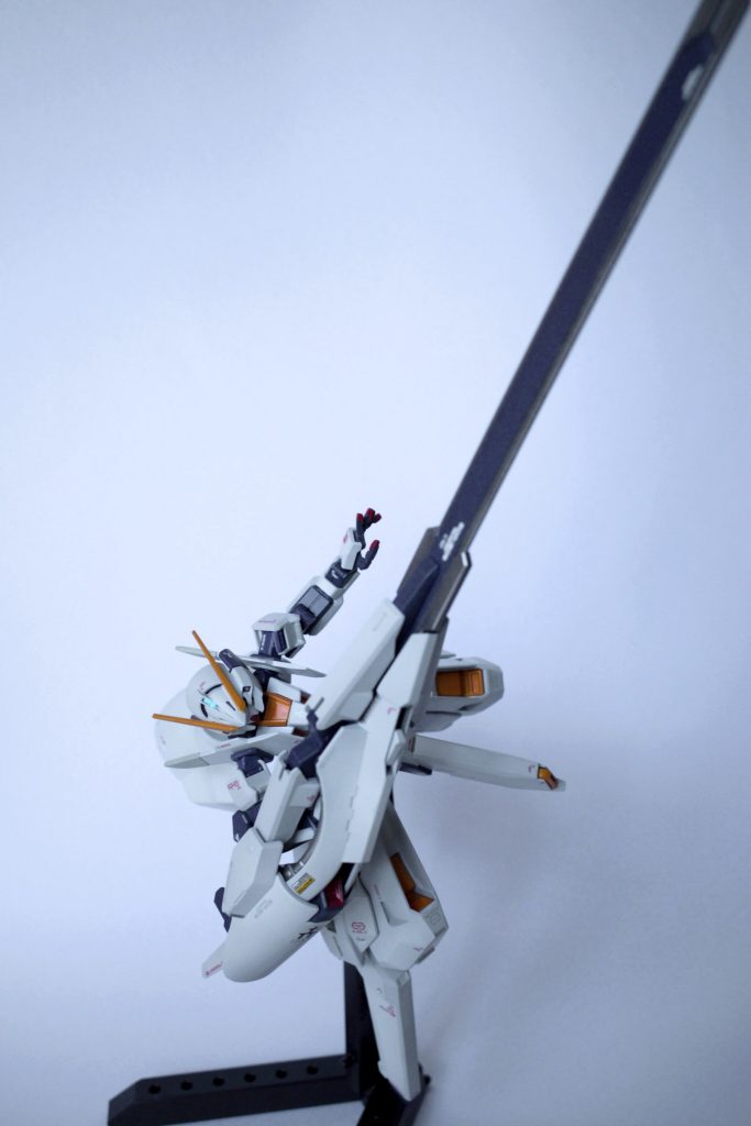 ビームサーベルは無くてヒートブレードなんですよね。ガチガチの格闘戦というよりもウーンドウォートの圧倒的な推進力がブレードに乗って相手を真っ二つに断ち切るような使い方なんでしょうね。こんなのが突っ込んできたら怖すぎる。