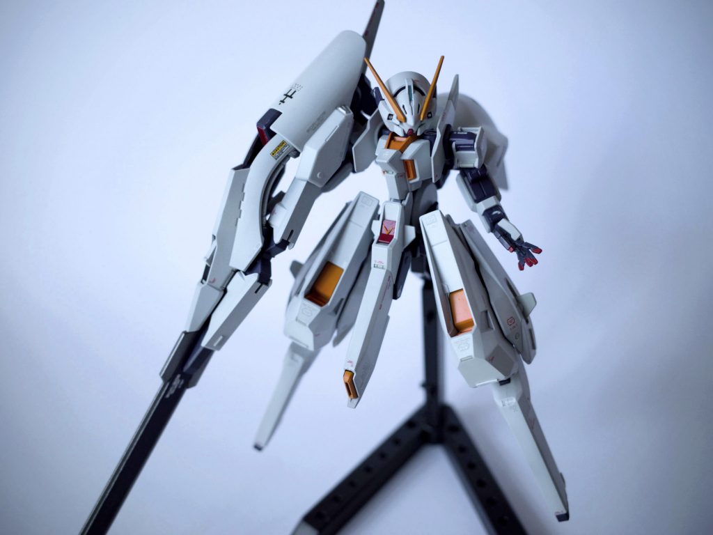 いやあ、良いなあ。素組でも大満足でしたが、手間暇かけて完成させるとより一層愛着が湧きますね。白が暖色系から寒色系になったのでシュッとしまった感じになりました。