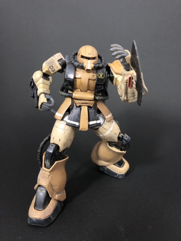 本機は右腕に75㎜3連装ガトリング砲、左腕に試作型ヒートホークを装備している。通常、装備品はマニピュレーターでの携行が基本であるが、着脱式にすることで、火力の増加を可能にした。主に白兵戦を主として設計されており、背部に推進器が増設されている。これらのコンセプトはMS-07B-3に受け継がれることになる。