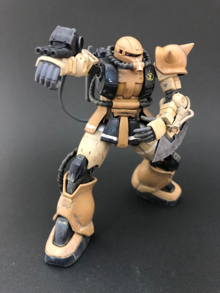 顔や、胴体、足回りの動力パイプは、電子部品の配線と、熱収縮チューブを使用して作りました。また全身プラ板貼付と、足回りをパテでツィメリットコーティングしてあります。（分かりにくいかも）ガトリングはジャンクパーツで、試験型ヒートホークは、ガルマザクのものを本キット付属の腕部グレネードに接着しました。塗装は全て筆塗りで、最後にウェザリングを（ウォッシング、チッピングなど）しました。試験型長身ザクマシンガンを作成中なので、完成したら載せたいと思います。自分の作品を見ていただきありがとうございました。