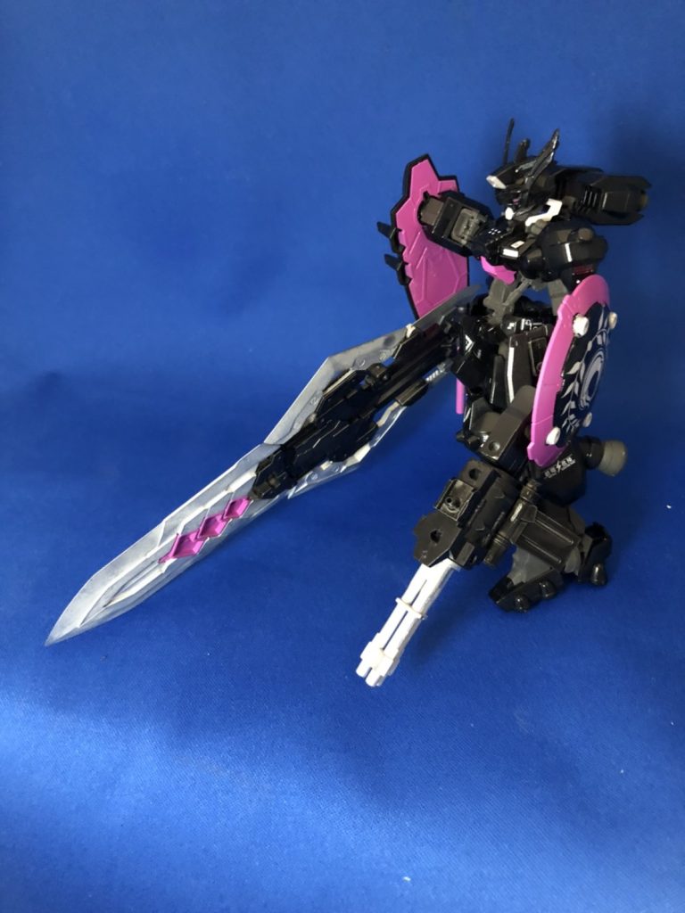 こちらがパニッシュメントモードの装備。コトブキヤのガトリングガンと、ユナイトソード2本を使用。暴徒鎮圧と称して、悪逆の限りを尽くすと言う凶悪な装備のイメージとして、ガトリングガンの乱射及び巨大剣と言うイメージで作成しました。