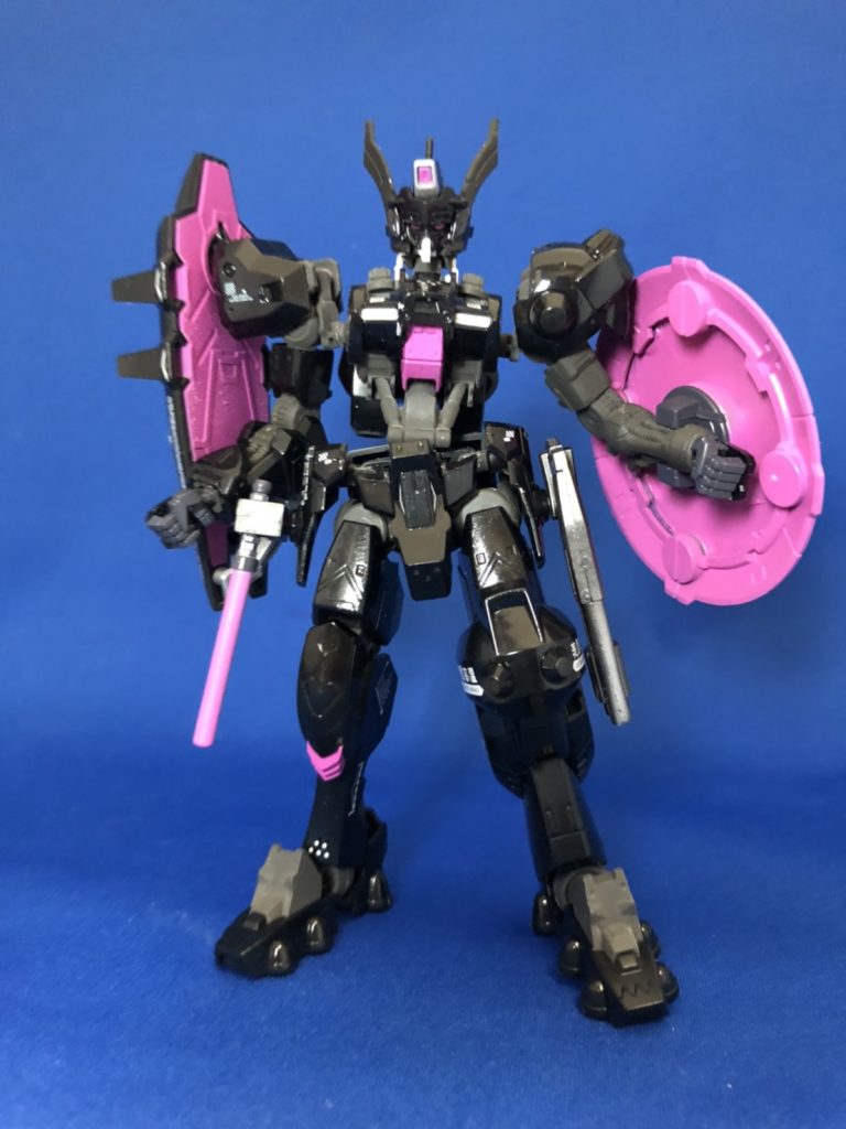 まずは通常スタイル。デカールを貼りつつ、ピンクカラーの特殊警棒とショットガンをもたせました。右足はガンダムバルバトス(第6形態)のスネカバーを使用している他はキットのままです。