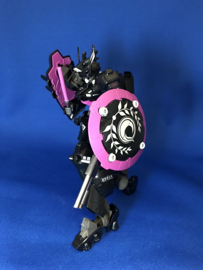 左側のシールドはカルデアマークを貼り付け。また、日本語デカールを脚部に貼ったり、ショットガンなどの武器を持たせられるようグリップ部を切除。腕にはめ込む形にしています。