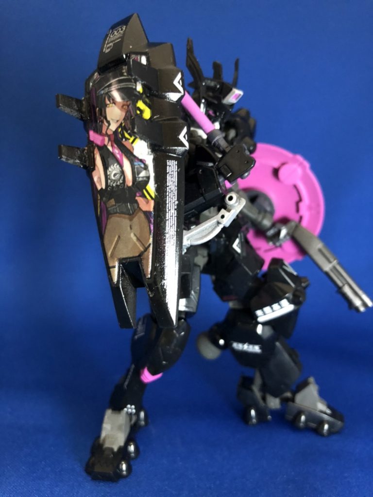 ここ好きポイントこのバージョンの水着殺生院キアラが持っているピンク警棒と同じ物を持たせました。また、アメリカンポリスをモチーフとしているのでショットガンを持たせたらさらにそれっぽくなるかと思い持たせています。あくまで「悪徳警官」のイメージなので、シールドのデカールの表情も一番悪い顔にしています。