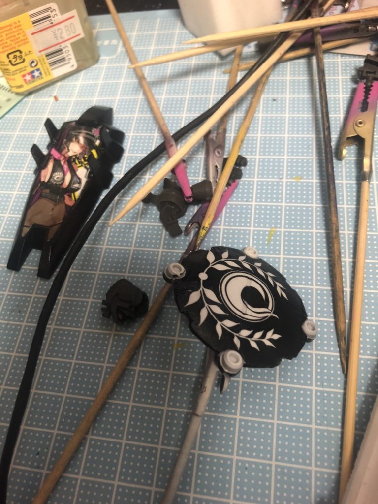 楽しいデカール作業。曲面に対してもフィットする、先日タミヤさんから発売されたマークフィットスーパーハードを使用しています。曲面への追従も良く、塗料も溶け出さなかったので愛用していきたいと思います。