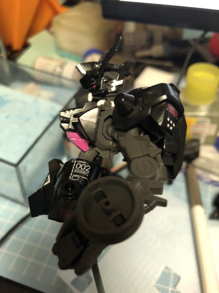 こちらもデカール貼り。先程のシールドグリップ部の加工前ですね。ここの手持ち部分を切除しました。頭部の四つ目の所まで塗装すると煩くなりそうなので、そのままツインアイに。センサーカラーはキアラポリスの帽子に合わせました。あと肩に白の5点ドットのデカールとか。どことなくパト○イバー感あるかなとは思います。グリ○ォンかな…?