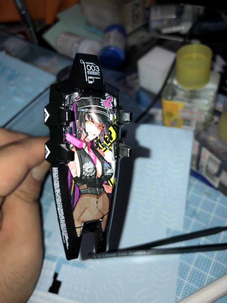 クリア吹き。マークフィットの実験も兼ねて最初からEx-クリアを多めに吹いたのですが、デカールのひび割れなどもありませんでした。密着していると、浮いているところの伸縮などが抑えられてヒビワレしずらいのかな…?とは思うんですが、実際の所は分からないです。ヴェルテクスさんのデカールなどもポイントで使用。それにしても相変わらずでかい乳してんな。