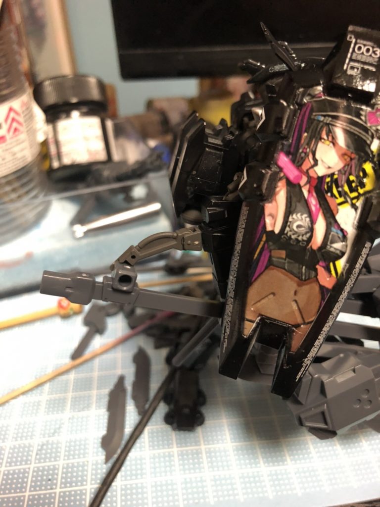 ウヴァルの腕のエネルギーケーブルの3ミリ接続を利用して、パニッシュメントソードの補助マウンターにしております。
とは言え、剣が重くて持ち上がらないのでディスプレイ時は下ろすか、補助アームが必要ではあるのですが…ただ、ウヴァルのこのギミックを活かせたと言う時点では良かったと思います。