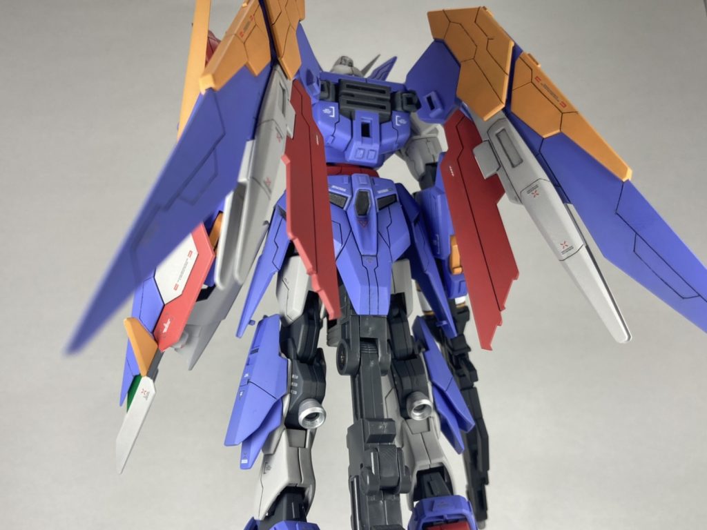 背部のウイングはスジ彫りを全体的に追加。もともとはほとんど何もなかったので、いい具合に入れられたかなと思っています。