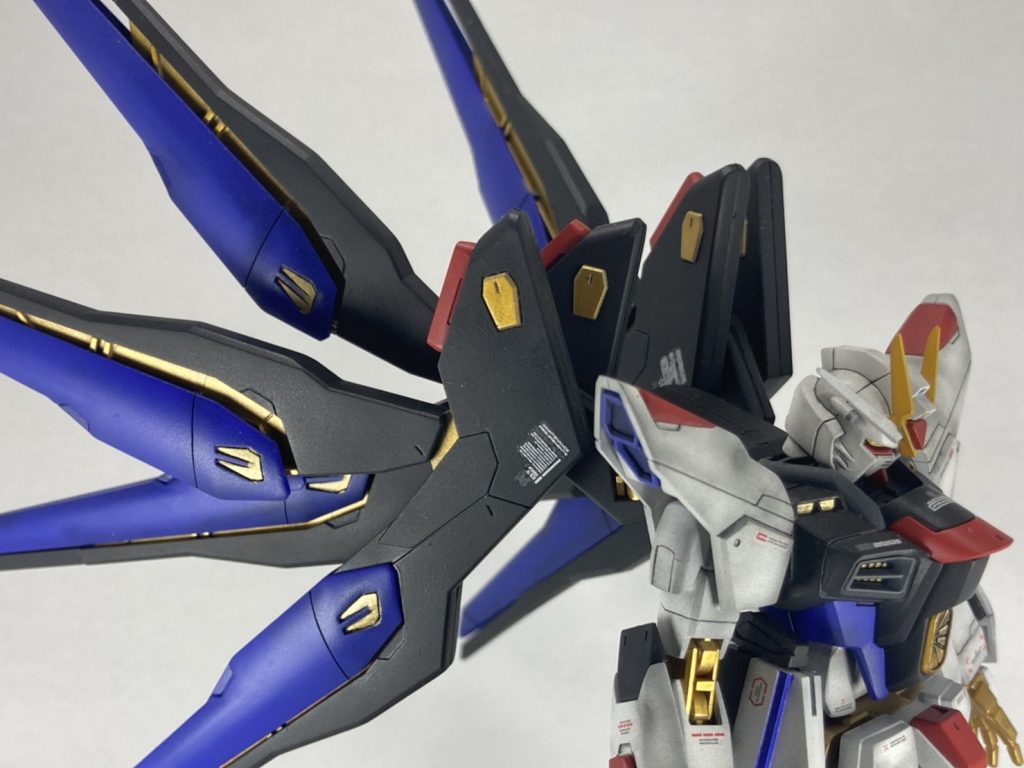 あまり見えないところですが、ストフリの特徴でもあるウイングは内部も金で塗装しました。