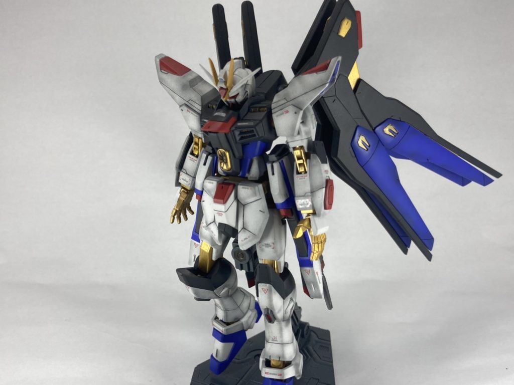 全体に角ばった印象が出るようにヤスリで各箇所を削り、少しだけスジ彫りも追加しました。