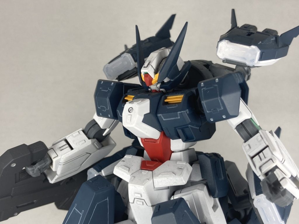 肩回りなどにはスジ彫りを追加。墨入れはタミヤのスミ入れ塗料グレイに白を少し足して明るめの色でスミ入れをしました。