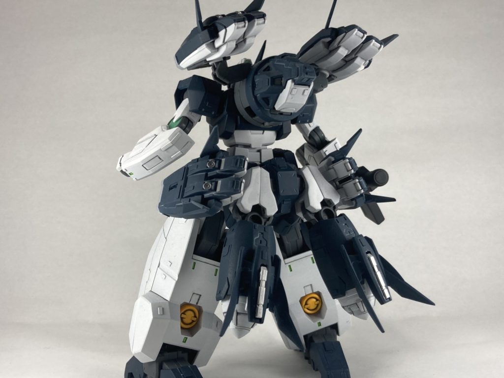 胴体をはじめ、足周り、プトレマイオスアームズも違和感の無さそうなところにプラ板でディティールを追加。