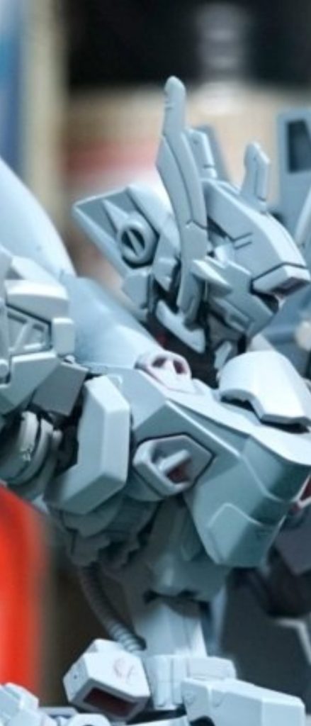 以前作ったバルバトスイェーガー同様、体の幅を増したのですがそのままだと顔が細すぎてバランス悪いのでアストレイのバッグパックの一部を切り取り耳のようにしました