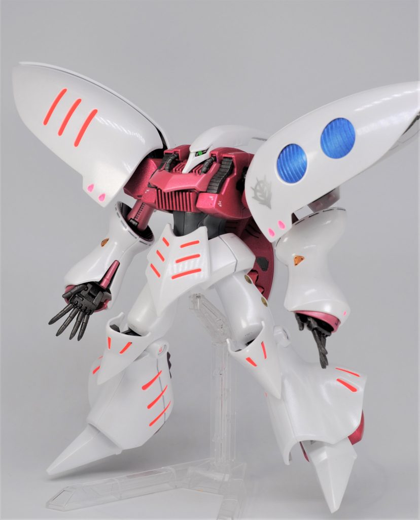 白い部分はタミヤ缶スプレーのパールホワイトとパールクリヤー、クリヤーを重ね塗り&8000番コンパウンド磨きの積層です。その他、本体部分はメタリックブルーやメタリックレッド、パールライトレッドなど。バインダー内側なども部分塗装しています。仕上げは洗車用に使っているプレクサスを使用。輝きには満足していますが、ツルツルになり過ぎて手が滑ってしまいポージングが大変でした…。