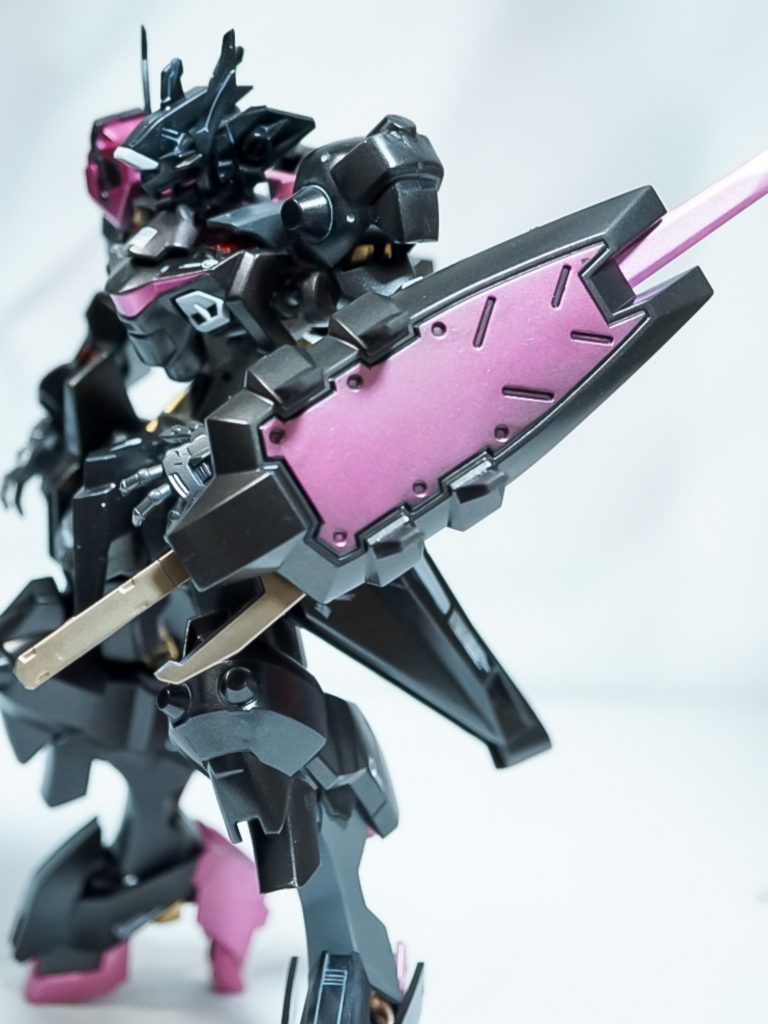 武装紹介③ シールドエキドナを裏にマウント可能ウヴァルと言えば盾なイメージもありますが思い切って1つだけにしました今回はあえて遠距離武装をオミットしました後で良いの思いついたら付けるかも…?