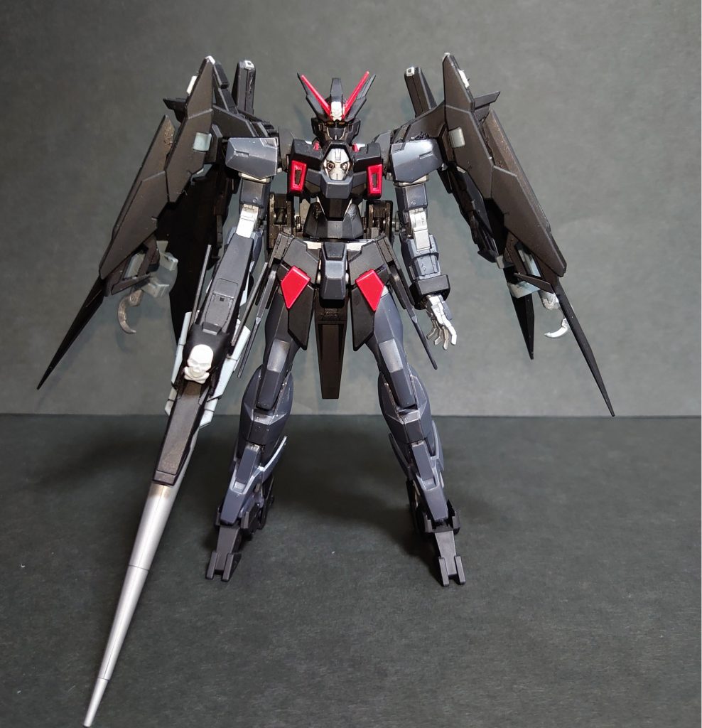 ガンダムAGE‐2 ダークハウンド アンダーテイカー戦後、ビシディアンの新たなフラグシップ機として再改修されたダークハウンドという設定の機体です。ダークハウンドの改修機らしく海賊風の意匠と装備を施しています。名前こそダークハウンドですが、ベースになっているのは実はAGE-ⅡマグナムSVで胴体、バインダー等をダークハウンドから移植しています。また額にはクロスボーンガンダムX1のアンテナとドクロレリーフを移植しています。