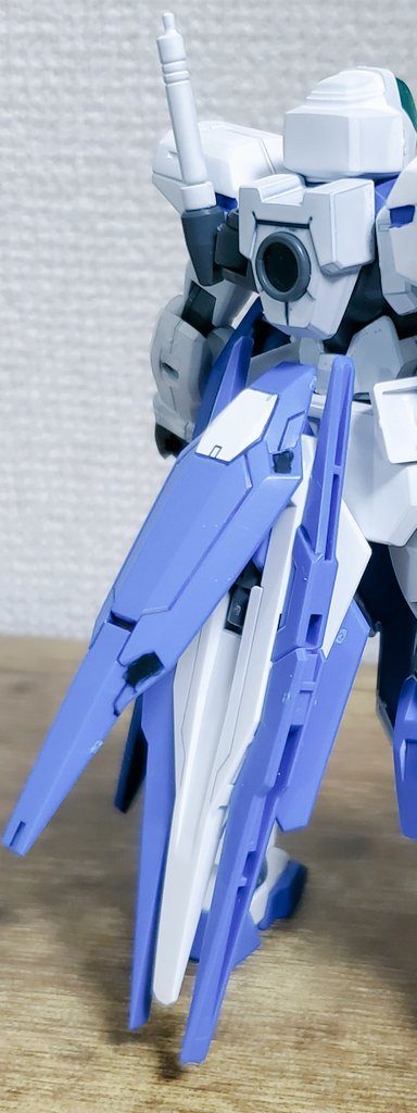 背面にはビームサーベルとビーム刃仕様(という設定の)のGNソードビットを装備練習機という設定なのでシールドのGNドライブと本体のGNドライブが直結しない構造です