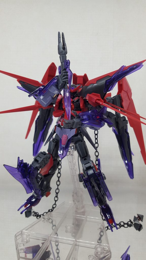 使用しないとき、刀身は存在しません。使用する際に、柄のクリスタルを機体のどこかに突き刺し、刺した部分からGNリキッドを抽出して刀身を形成します。抽出されたGNリキッドはGNフィールドの型に沿って流し込まれ、刀身の形状となります。元がGNリキッドなので刀身が赤いです。突き刺した部分は本当に刺している訳では無く、目標箇所を瞬時に粒子化してそこに柄を突き立てます。なので、抽出が終わると元に戻ります。剣の刀身は形成直後は余分なGNリキッドが付着した状態となっています。そのため、剣を振ると余分なGNリキッドが剥がれ、血しぶきのように飛び散ります。