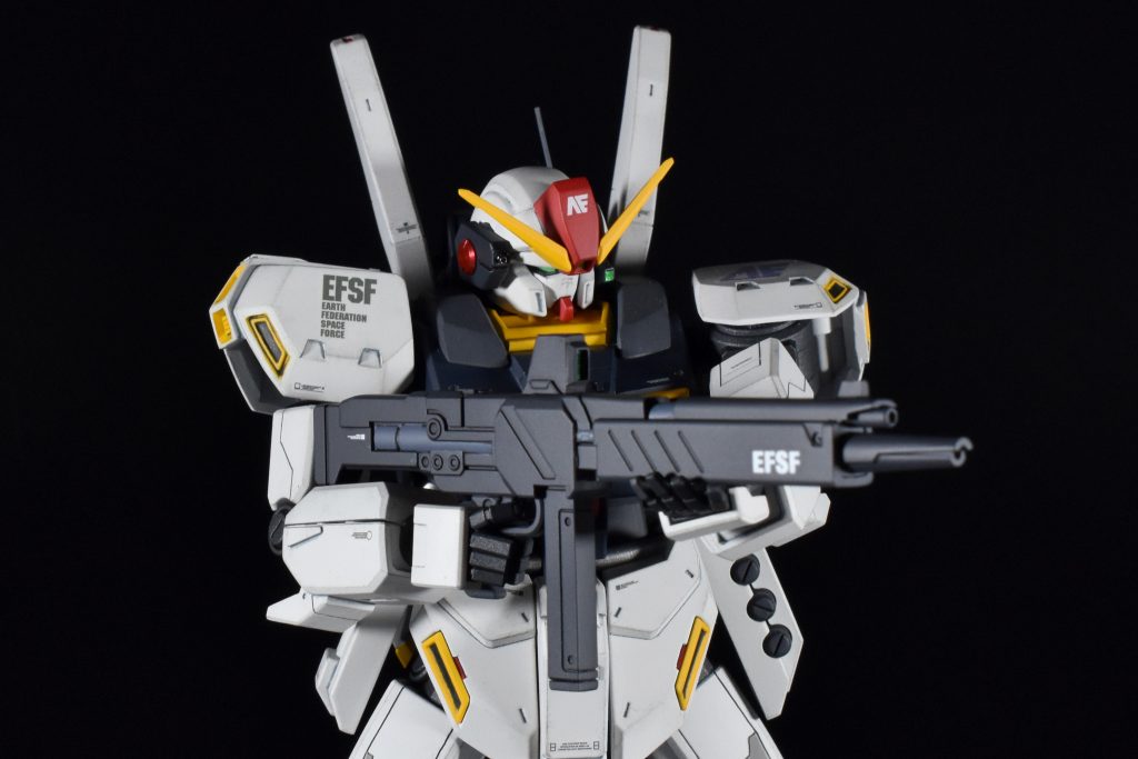 専用ライフル。ジェスタのライフルからミキシング。バレル部分はνガンダム、スコープはプラ材とディティールアップパーツを使用。