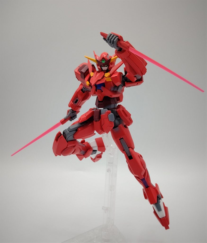 アクションポーズトランジェントの武器持ち手がそのままサーベル持ち手に流用できるのは嬉しい誤算でした。素体もOO当時から比べて新しいキットを軸に改修したのでアクションポーズが決まって大変満足です。GNダガーモードを投げずに二刀流で使用するのがこの機体における近接戦闘でのデフォルトのスタイルというビルダー設定です。