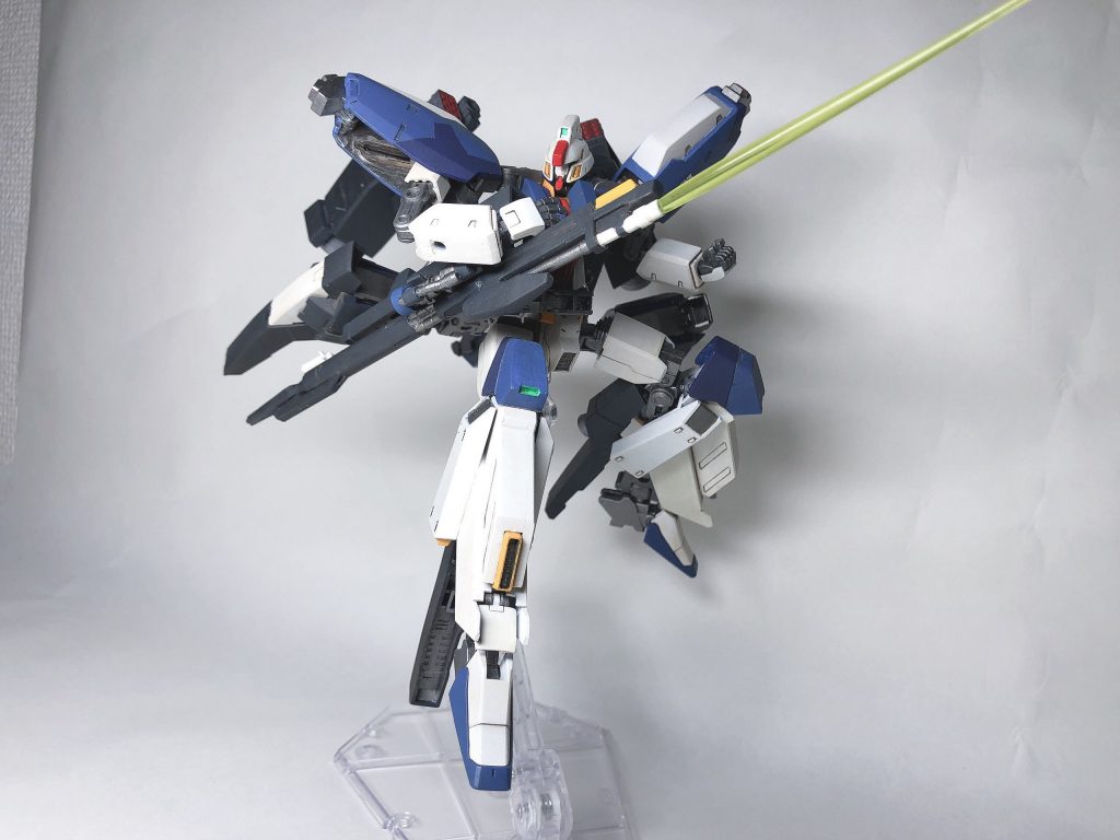 フェダーイン・スマートガンは腰部ム―バブル・フレームに接続される。エネルギーCAPはスマートガン内装式なものの、MS本体からのエネルギー供給を受けることによりメガ粒子切れを気にせず大出力ビームを発射可能。原型機と同様後端部にはサーベル・エミッターが搭載されており、銃剣としての機能も有している。