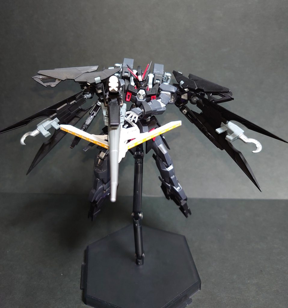 ・ドッズスマッシャーハイパードッズランサー下部に接続可能な複合ビームデバイス。少数精鋭であるビシディアンの特性から一対多の戦闘を強いられる場面を想定し、ダークハウンドに面制圧能力を付与させることを目的に開発された。計15門のリフェーザー砲の銃口を備えており、単騎で敵陣を切り崩す際に重宝される。