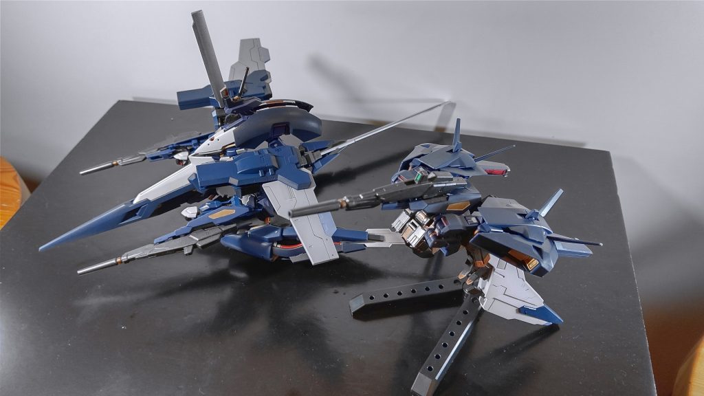 しかも上半身と下半身が分離して戦闘機になります。ここはZZ要素と言えなくも無いかな…。