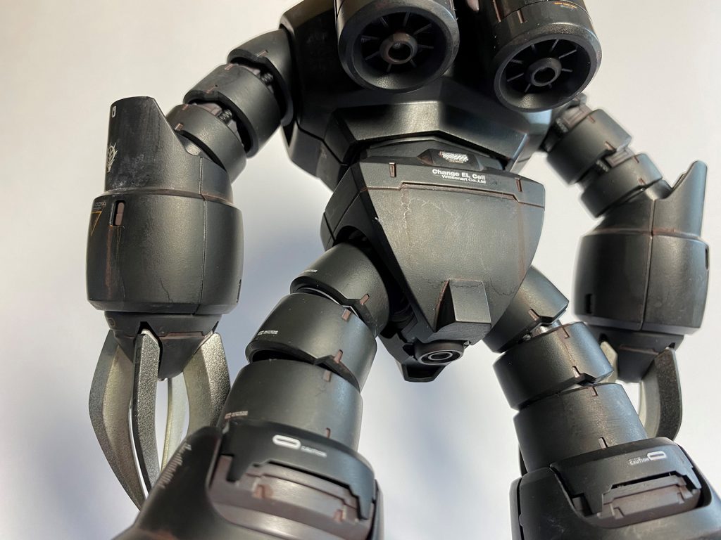 ウェザリングによって「黒いズゴック」が「海に潜ってたズゴック」になってくれたと思うのですがいかがでしょうか?MGズゴックは2003年のキットだそうです。マジか。最新のものと比べるとパーツ数が少なめで組み立てやすい印象でした。ズゴック自体塗分けも複雑でないので、ざっと塗装するのに向いたキットですね!こんな感じで今後も完成品を増やしていきたいと思います。最後までお付き合いいただき、ありがとうございました!