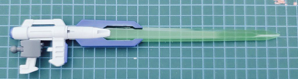 メイン武装はビームスプレーガンとGNソードVを組み合わせたGNソード・イージートランザムライザーソードのような制御が難しい機能を廃したという設定