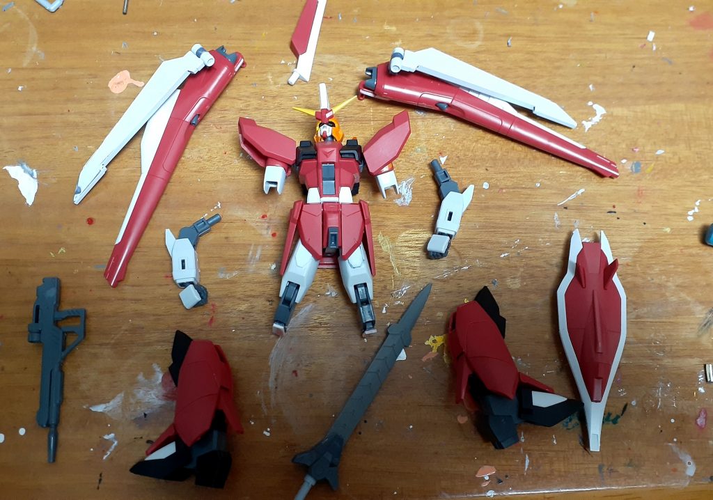 塗装前の状態腕は上腕にポリキャップを入れて根元と接続、そこに軸をカットした肘から下を接着足は膝の下をプラ板でかさ増し+平坦化して接着