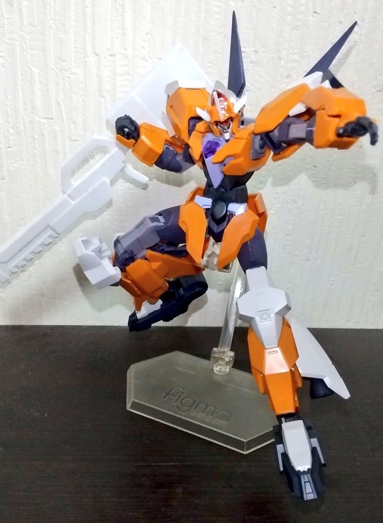 最初にくっつけた時右肩のバズーカは1から制作したしました。