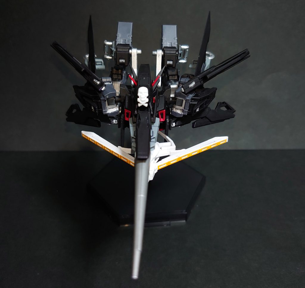 変形機構はダークハウンドと同様です。背部のテールユニットはSVユニットを基部にして変形時でも干渉をしないようにしています。変形時には機首のハイパードッズランサーのドクロ部分が先頭になるように配置してみました。