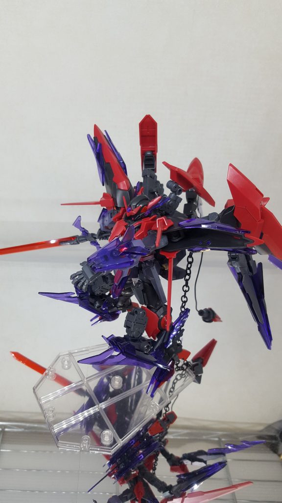 武装2【魔王の眼光(バスターレイ)】「視線を感じる。心の奥底をえぐるような視線。・・・倒したはずの魔王の視線・・・」両腕の手甲から発射する粒子ビームです。トランジェントグレイシャーの手甲は元々先端がGNビームマシンガンになっているので、腕にコンデンサを増設してより強力なビームが撃てるようにしました。