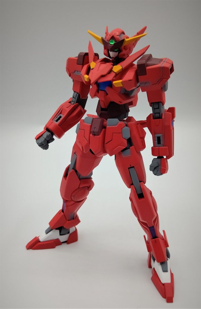正面角はアメイジングエクシアの角を軸にトランジェントの角を混ぜて改造しています。自分のお気に入りポイントです。一部筋彫り&色分けをして色が単調にならないようにしています。脳内ではフォン・スパークによって月面に破棄されていたアストレアタイプF2がソレスタルビーイングによって回収され、3.5世代ガンダムの戦闘データを元に改造されこの姿になったというビルダー設定にしています。