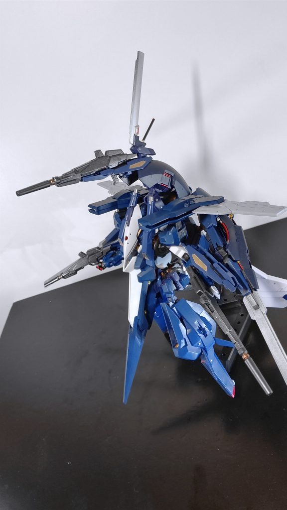 外観からは良く見えませんが、腕の付け根と足の付け根に合計四基のエイハブリアクターを積んでいます。コックピットは阿頼耶識システム対応で、三日月でさえ最初にバルバトス動かした時に鼻血出したり気絶しかけたりしたのに、ビルドシリーズ設定とは言え私が動かせるのか心配なところです(多分○ぬ)