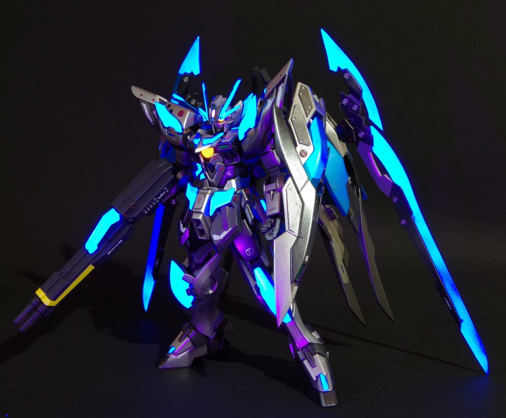 メインカラーは闇落ちしたようなメタリックブラックとクロームシルバーで少し重厚感のある塗装。クリアパーツ部分は、青のキャンディー塗装で蛍光ブルーを重ねてブラックライトで光るようにしました。またパールサファイヤのパール塗装もして、メタリック感も出しました。今回、さまざまな重ね吹きをして青にはこだわりました。うまくバーナーの青火のように光ってくれたと思います。