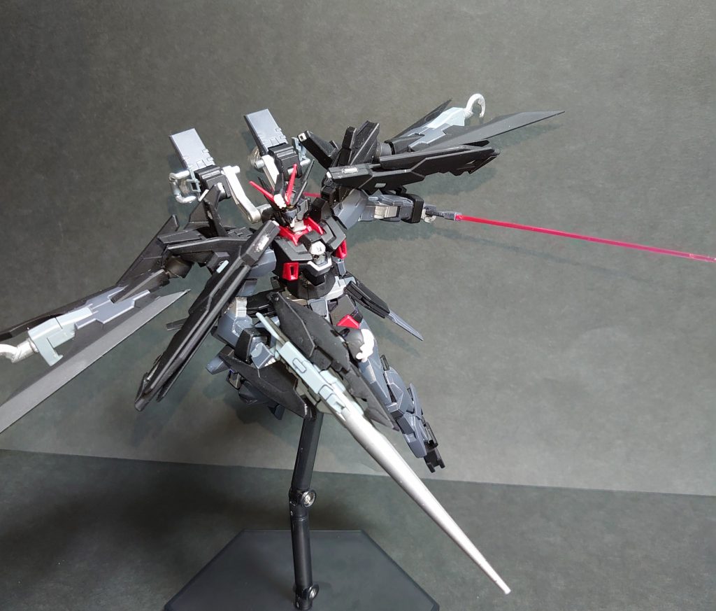 ・ハイパードッズランサー本機の主兵装。ドッズランサーの発展型で内蔵されたジェネレーターによって、より高主力のDOSSフィールドを穂先に滞留させることに成功し、ザムドラーグクラスの電磁装甲をも貫く攻撃力を得ている。さらにライフルカバーにはビシディアンの共通装備であるフラッシュアイが増設されており、刺突と共に発光させることで瞬間的に敵の視界を奪い、確実に敵機を貫くことが出来るなど、近接戦闘において真価を強く発揮する。ダークハウンドといえばやはりこの武器・・ということで、自分なりにアレンジを加えたドッズランサーです。ドッズランサーをベースにカバーパーツをAGE-Ⅱマグナムの物に変更。上部にはクロスボーンガンダムX1フルクロスの胸部パーツを接着しています。