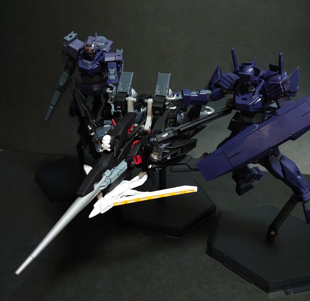 また、設定に少し書きましたが、背部のグリップに僚機を捕まらせることでサブフライトシステムとしての役目を担うこともできます。元々、ハイパーブーストで僚機を連れて戦域からの離脱が出来る・・というのがダークハウンドの設定ですが、グリップを増やしたことで最大四機の僚機をけん引可能となっています。