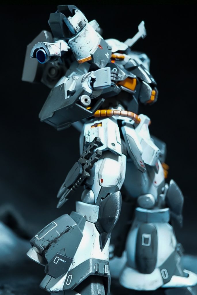 武装紹介③、④ ナイフ、ガントレットキャノン右太腿のウェポンラックにマウント右腕のガントレットに内蔵したキャノン砲