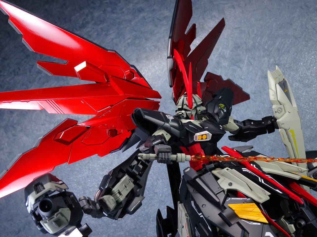 <ハイドラガンダム第三形態・シュメッターリング装備>精神感応波を増幅させる特殊金属で構成された追加武装、通称「シュメッターリング」は、精神感応波を増幅・周囲に拡散させ、モビルドールの遠隔操作やパイロットの戦意喪失を可能とする…敗者たちの栄光といえば、オリジナルの追加武装!ということで考えたオラ設定です。主人公5人の追加武装が動物由来のネーミングであるのに対し、OZ側はトールギスフリューゲルなどドイツ語標記。そこで、羽のような外観と人を惑わす怪しく危険な雰囲気から、ドイツ語で蝶を意味する「シュメッターリング」と命名しました。