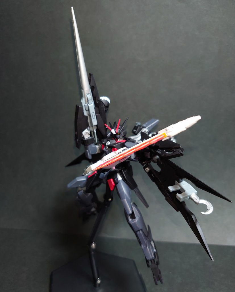 接近戦時はソード形態に変形。15門のリフェーザー砲全てを高出力のビームサーベルとして扱うことが可能となる。ハイパードッズランサーと共に扱うことでその攻撃力をさらに高めることが可能となっている。追加装備その2。クジャクをそのまま使用しています。クロスボーン系で一番好きな武器は何ですか?と聞かれれば迷わずにクジャクと答えるくらい大好きな武器です。特にスマッシャーモードの面制圧能力はダークハウンドには重宝するんじゃないかなと思い採用しました。単機での面制圧能力を付与させるという意味では、ダブルバレットに該当する装備という位置づけです。