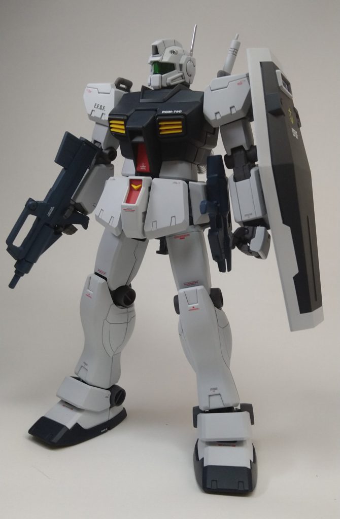 本体はガンダムカラーの「MSホワイト」と、調色したダークブルーで塗っています。