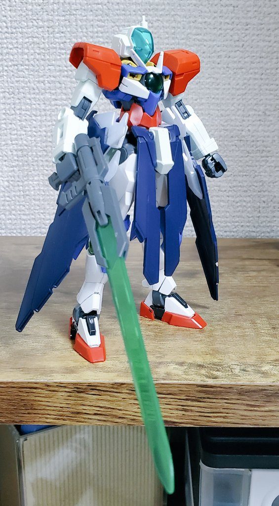 パーツを揃えて仮組みしたところ色合いがD.O.M.Eビットっぽくてこちらも好きジョイントのゆるい部分を接着剤で補強したくらいで、基本的にすべてのパーツが無改造で取り付けてあります