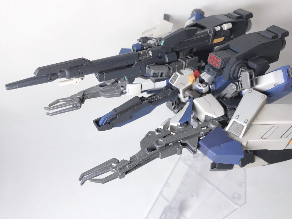 もちろん、MA形態へも変形できます!変形用パーツは使わず、脚部のスラスターユニットの位置を差し替える以外は完全変形です。