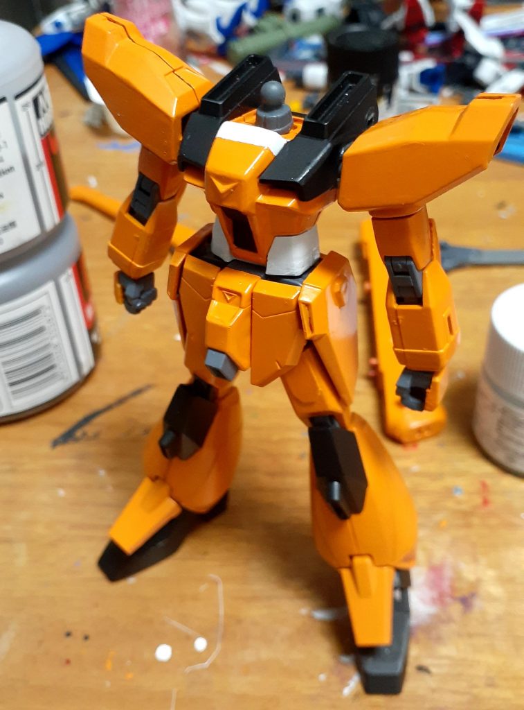 オレンジと白黒を塗装した本体