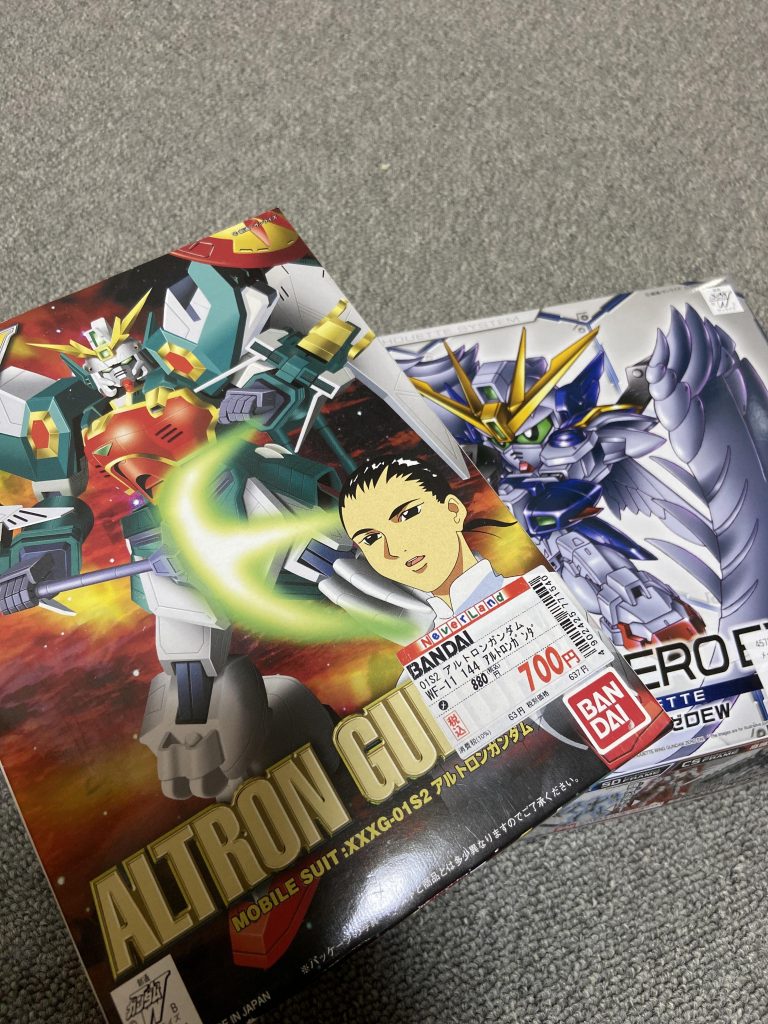 使用キット。龍の腕とか多関節とか、なんだかパーツがたくさん取れそうと思い買ったのですが、そこはWガチンコ世代のため、懐かしさからパチ組製作に入りました。しかしまぁなんだろう、動きがダサいのですよ。旧キットならではの直立不動感と言いますか、ドラゴンハング自体は非常によく動くため、余計に本体から腕だけにょろーんみたいな。スパロボ的なアクションをイメージし、最近のマイブーム、高頭身SDとして作成しました。頭部のみパチ組放置していたSDCSウイングゼロEWから。頭部以外は旧キット1/144で手のひらのみ1／100レオパルドDです。前作があまりに拙速に取り組んだので、少し腰を据えて丁寧に作ることを意識しました。