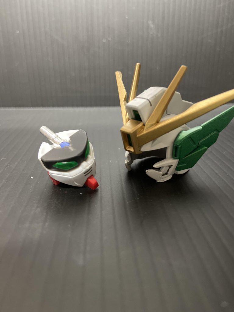 頭部。立髪はない方（EW版）が個人的に好きなので、頬まわりの牙っぽいのだけジャンク加工して追加。発光ギミックはミライトの青が入ってます。カブトを取ってのON⇄OFFです。