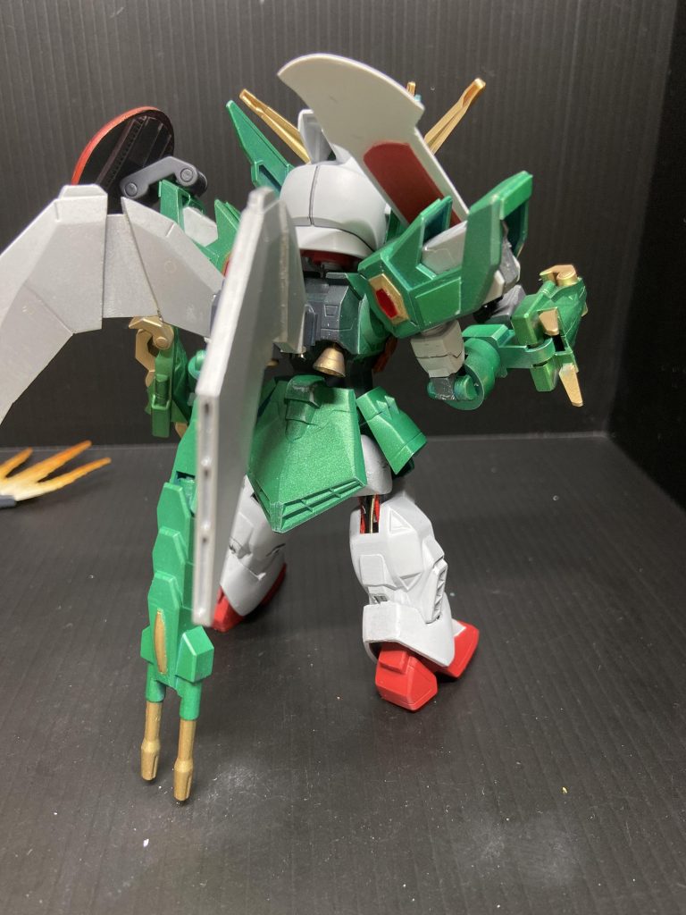 サフが邪魔になる気がして、キズ消し以外はサフらず。ホワイト下地はシルバーです。誰か気付いて、ひざ裏ケーブル。笑